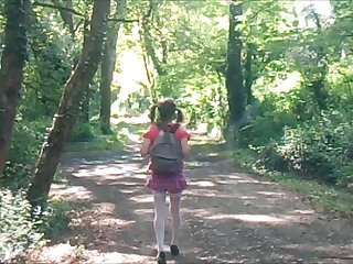 Υπαίθρια aurelia schoolgirl lost in forest