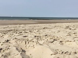 2 GUYS WANKING AT THE BEACH